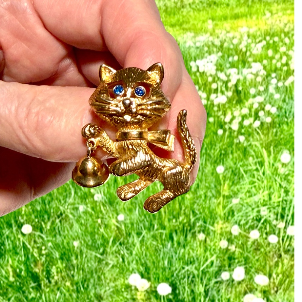 Vintage Gold Toned Cat Brooch Pin With Blue Eyes And Bell 1.5” Height